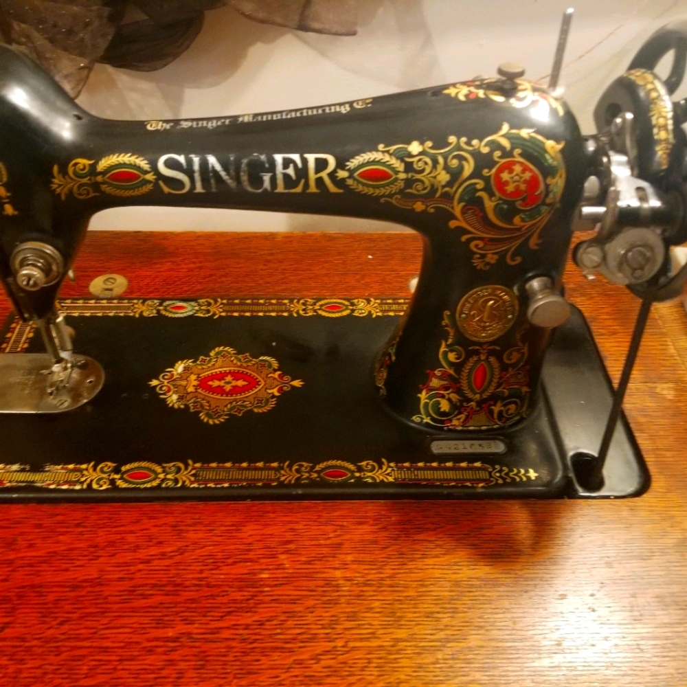 Singer sewing machine - Picture 5 of 5